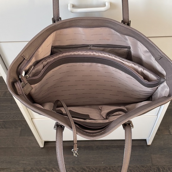 MICHAEL KORS Jet Set Travel Large macbook Saffiano Leather tote in taupe color - Picture 6 of 7